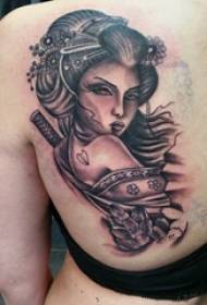 ຮູບລັກສະນະຂອງເດັກຍິງ tattoo ຮູບລັກສະນະຢູ່ດ້ານຫລັງຂອງດອກແລະຮູບ geisha tattoo