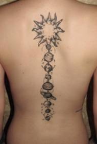 Татуировка на гърба на момичето на планетата на татуировката на черната сива планета
