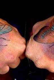 disegno del tatuaggio a mano: fantastico modello di tatuaggio a farfalla a mano indietro