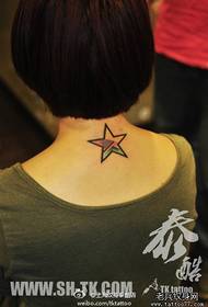 tytön selkäkaulan klassinen trendi värillisestä viiden teräksen tähden tatuointikuviosta