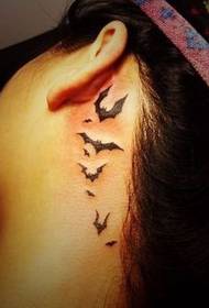 mergaitės kaklo totemo šikšnosparnio tatuiruotės modelis