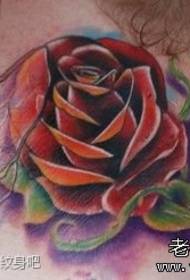 model frumos și frumos de tatuaj de trandafiri colorați pe gâtul bărbatului