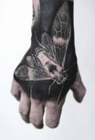 tatuaggio nero mano posteriore sul dorso della mano sulle opere tatuaggio nero scuro