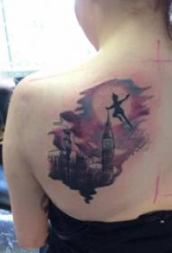 Ragazze schiena figura tatuaggio ragazza sul retro dell'elfo e l'immagine del tatuaggio dell'edificio