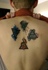Tattooed vajzë femër mbrapa në anën e pasme të një tabloje me tatuazhe trekëndëshi me ngjyrë