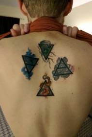 Tane tattooed back girl i tua o se ata taʻalo tafatolu tafatafa