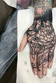 dzanja kumbuyo mzera mzere chrysanthemum zolemba tattoo njira