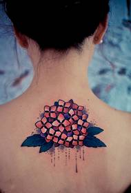 Immagine creativa del tatuaggio di modo dell'ortensia del collo posteriore