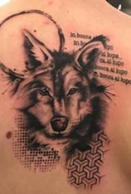 dripping ເລືອດ wolf ຫົວ tattoo ໃນກັບຄືນໄປບ່ອນຂອງເດັກຊາຍກ່ຽວກັບສີຂີ້ເຖົ່າຊ້ໍາ dripping ເລືອດ wolf ຫົວຮູບ tattoo