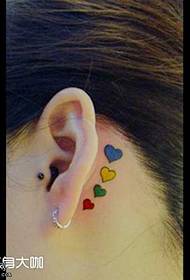 modèle de tatouage oreille amour