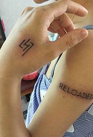 Erayada Ingiriisiga waaweyn iyo tattoos gacmeed yar-yar