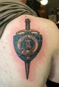 Ragazzi maschi tatuati sulla schiena con immagini di tatuaggio con spada e scudo