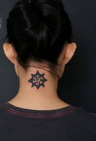 jednoduché pekne vyzerajúce tetovanie na krku