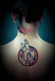 kreatyf konijn tatoe-ôfbylding op 'e nekke
