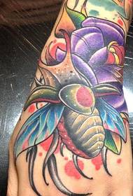 ручная роспись татуировки насекомых