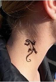 bellezza collo bellissimo tatuaggio geco Immagine del modello