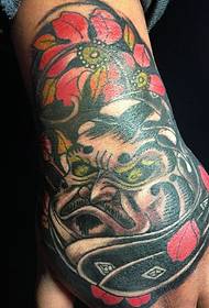 gusto intenso del dorso della mano Modello di tatuaggio totem di colore