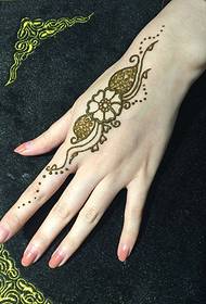 Göttin schlanke kleine Hand mit einem schönen Bild von Henna Tattoo
