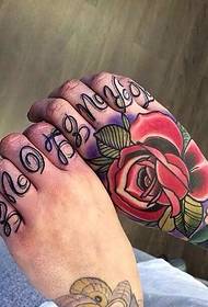 un grupo de impresionantes y atractivas fotos de tatuajes de flores en el brazo