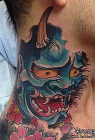 He tauira tattoo tattoo a Tang lion me te hauhautanga i te kaki o te tama