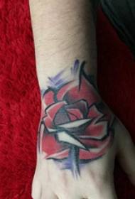 abstrakta tetovējuma glezna zēna rokas aizmugurē uz abstrakta rožu tetovējuma attēla