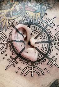 17 подебљаних минималистичких делова тетоваже на уху
