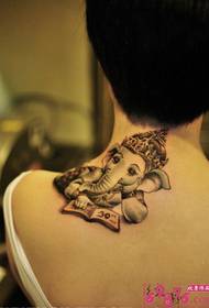 foto di tatuaggio carino collo di elefante carino