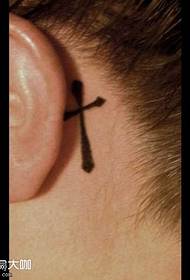 oreille croix motif de tatouage