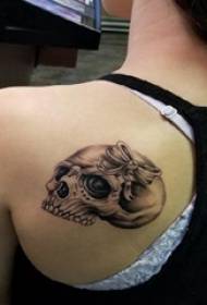 coppia creativa di tatuaggi coppia sulla parte posteriore Pintata tatuaggio di cranio