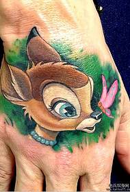 unha linda tatuaxe de ciervo sika na parte traseira da man