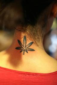 mutsipa wechikadzi wakanaka uye wakanaka mavara cannabis mashizha tattoo mufananidzo