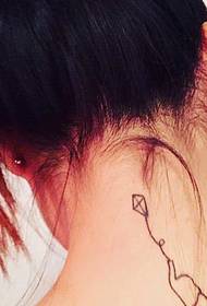 piccolo modello di tatuaggio fresco dietro il collo della ragazza