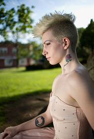 панк жіночої шиї червоні троянди фотографії татуювання