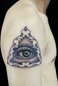 tatuagem 3D grande olho grande, rodeada por um triângulo geométrico