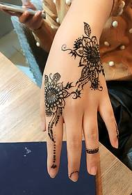 nádherné a krásné ruční tetování vzor Henna zpět