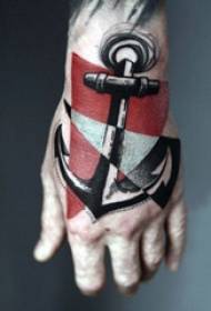 mano masculina tatuada en la parte posterior de una imagen de tatuaje de anclaje coloreado