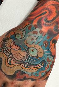 Patrón do tatuaje do tigre da man