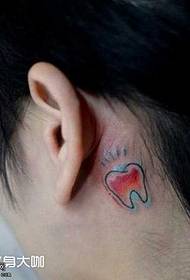 patrón de tatuaje de diente rojo de oreja