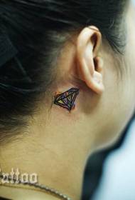 klein diamant tatoeëringpatroon op die meisie se nek
