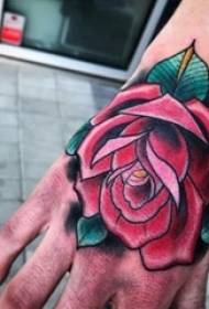 हाथ की पीठ पर लड़के चित्रित साधारण लाइन संयंत्र गुलाब टैटू चित्र चित्रित किया