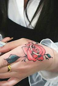 χέρι πίσω ένα κόκκινο τριαντάφυλλο τατουάζ εικόνα ιδιοσυγκρασία ευγενή