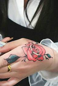 hand back a red Rose tattoo tattoo temhament በጥሩ