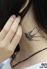 ženski uzorak tetovaže za gutanje vrata