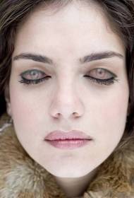 خواتین پلکوں پر آنکھ کا ٹیٹو کا نمونہ