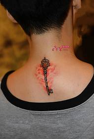 smukke, lille nøgle tatoveringsbillede på ryggen