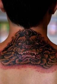 fiúk nyak fekete-fehér furcsa Tang Lion tetoválás mintát