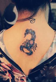 美女后颈创意星空蝎子纹身图片