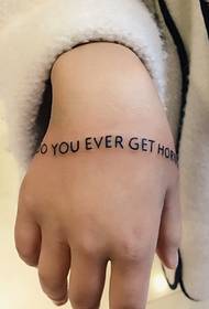 kis friss angol tetoválások a kéz gyengéd hátán