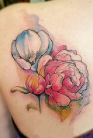 spërkatje vajzën e tatuazhit vajzë në anën e pasme të tatuazhit me lule me ngjyra foto