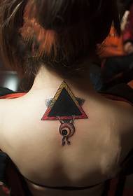 frumusețe personalitate triunghi ochi spatele gât poze tatuaj